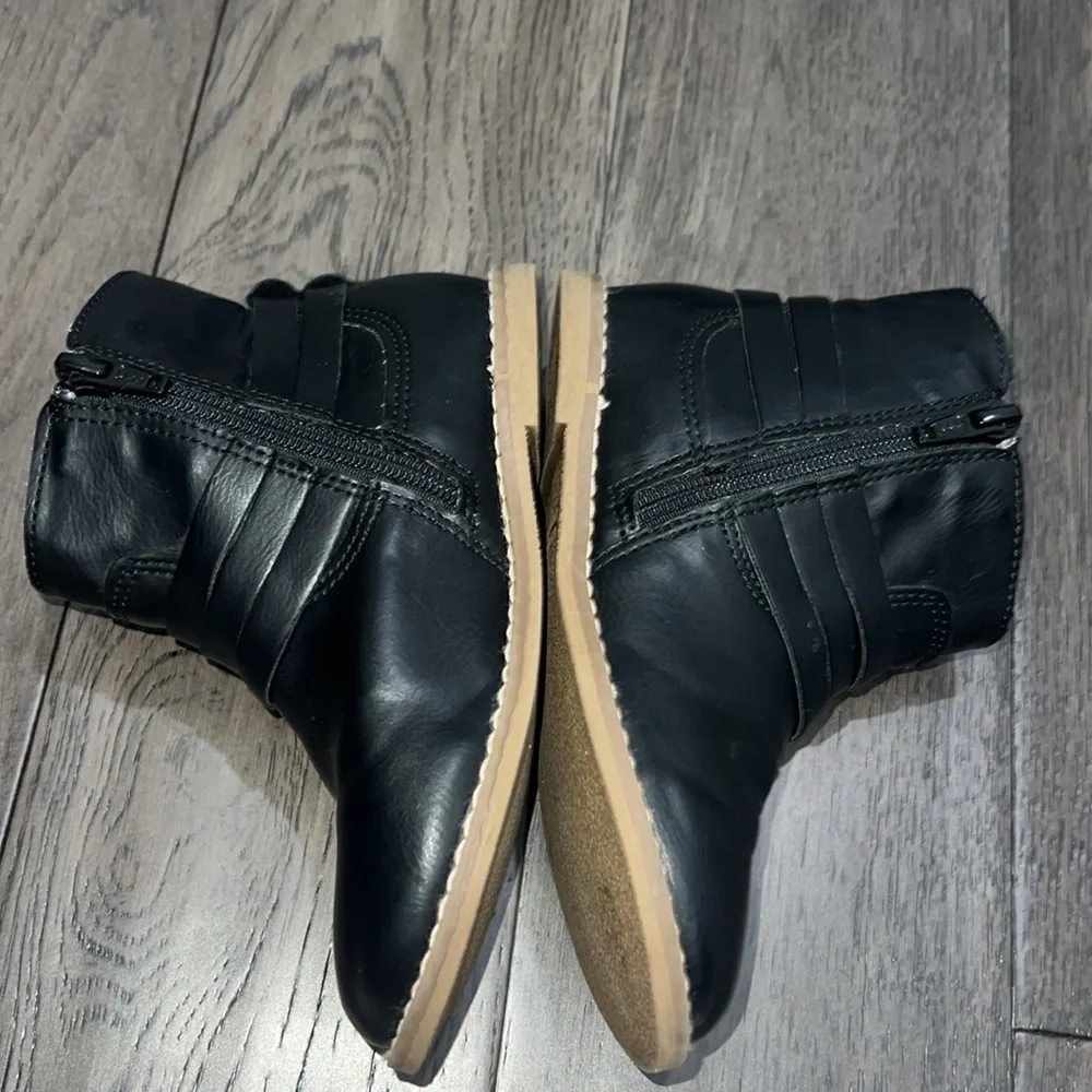 Old Navy zippered girls booties with gold hardware buckles